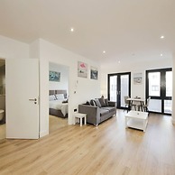 Modern Comfort: Seven Stays Broadoaks