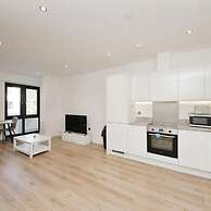 Modern Comfort: Seven Stays Broadoaks