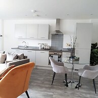 Modern 2 Bed Apt - 15 Mins to Birmingham Centre