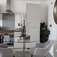 Luxury 2 Bed Apt - 15 Mins to Central Birmingham