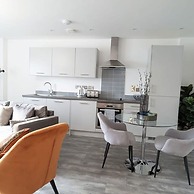 Luxury 2 Bed Apt - 15 Mins to Central Birmingham