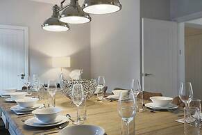 Deluxe 7 Bedroom Property in Solihull