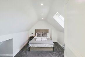 Deluxe 7 Bedroom Property in Solihull