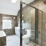 Deluxe 7 Bedroom Property in Solihull