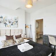 Deluxe 7 Bedroom Property in Solihull