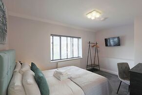 Deluxe 7 Bedroom Property in Solihull