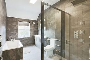 Deluxe 7 Bedroom Property in Solihull