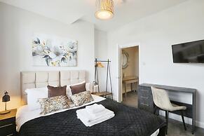 Deluxe 7 Bedroom Property in Solihull
