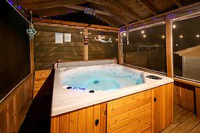 Florida Retreat w/ Hot Tub: Walk to the Gulf!