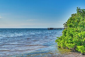 Florida Retreat w/ Hot Tub: Walk to the Gulf!