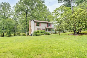 Suches Creekside Cottage w/ Deck & BBQ Grill!