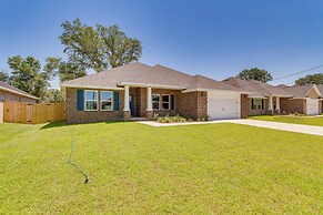 Single-story Navarre Home ~ 8 Mi to Navarre Beach
