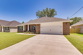 Single-story Navarre Home ~ 8 Mi to Navarre Beach