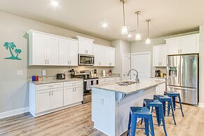 Single-story Navarre Home ~ 8 Mi to Navarre Beach