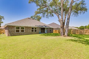 Single-story Navarre Home ~ 8 Mi to Navarre Beach