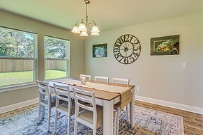 Single-story Navarre Home ~ 8 Mi to Navarre Beach