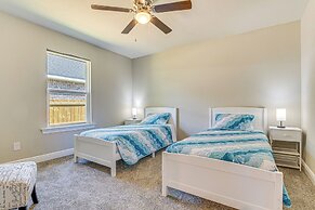 Single-story Navarre Home ~ 8 Mi to Navarre Beach