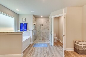 Single-story Navarre Home ~ 8 Mi to Navarre Beach