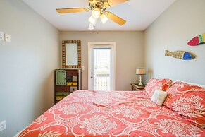 Steps to Beach & Pool Access: Port Aransas Condo