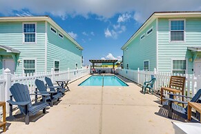 Steps to Beach & Pool Access: Port Aransas Condo