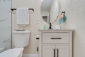 Chic Port Charlotte Home ~ 9 Mi to Englewood Beach