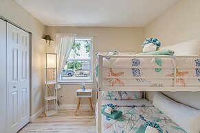 Chic Port Charlotte Home ~ 9 Mi to Englewood Beach