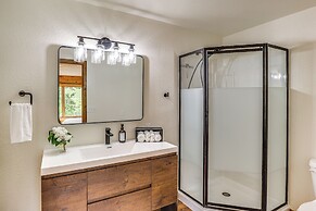 Dubois Riverfront Lodge w/ On-site Fishing & Views