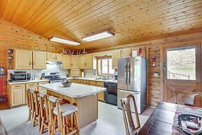 Dubois Riverfront Lodge w/ On-site Fishing & Views