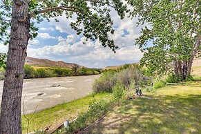 Dubois Riverfront Lodge w/ On-site Fishing & Views