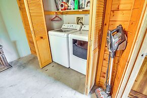 Dubois Riverfront Lodge w/ On-site Fishing & Views