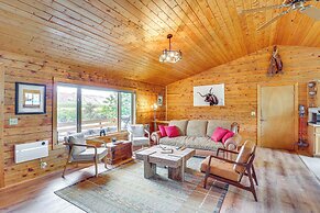 Dubois Riverfront Lodge w/ On-site Fishing & Views