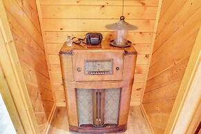 Dubois Riverfront Lodge w/ On-site Fishing & Views