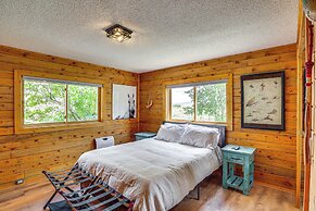 Dubois Riverfront Lodge w/ On-site Fishing & Views