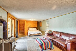 Dubois Riverfront Lodge w/ On-site Fishing & Views