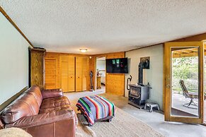 Dubois Riverfront Lodge w/ On-site Fishing & Views