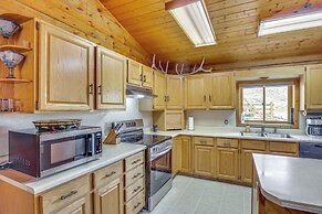 Dubois Riverfront Lodge w/ On-site Fishing & Views