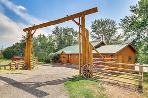 Dubois Riverfront Lodge w/ On-site Fishing & Views
