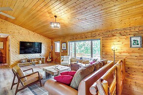 Dubois Riverfront Lodge w/ On-site Fishing & Views