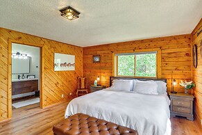 Dubois Riverfront Lodge w/ On-site Fishing & Views