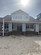 Roomy Beachfront Apartment, Deck, Game Room! 2 Bedroom Apts by RedAwni