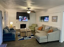 Roomy Beachfront Apartment, Deck, Game Room! 2 Bedroom Apts by RedAwni