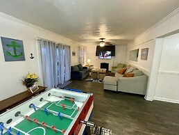 Roomy Beachfront Apartment, Deck, Game Room! 2 Bedroom Apts by RedAwni