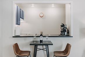 90sw - Fireplace - Dishwasher - W/d - Pets Ok 1 Bedroom Condo by RedAw