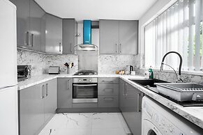 3 bed House/free Parking/contractors/families