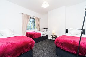 Spacious 2 bed House With Free on Street Parking