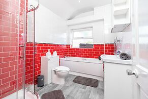 Spacious 2 bed House With Free on Street Parking