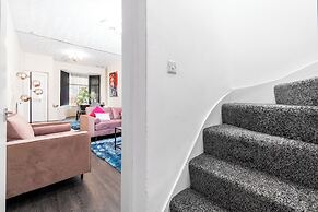 Spacious 2 bed House With Free on Street Parking