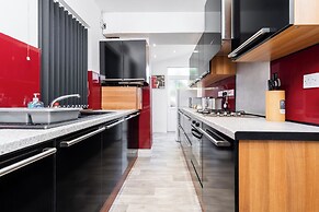 Spacious 2 bed House With Free on Street Parking