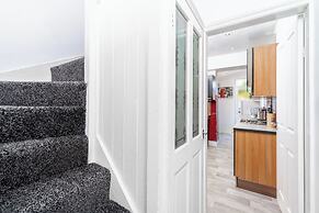 Spacious 2 bed House With Free on Street Parking