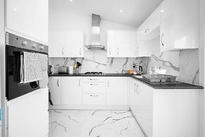 Family/contractors 3 bed House/parking/sleeps 7